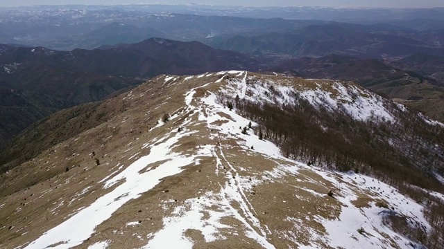 飞越山脉视频素材