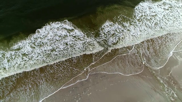 海浪拍打着海岸视频素材