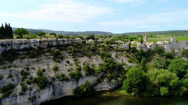 鸟瞰图的一个法国村庄，艾格泽，在悬崖顶上的峡谷de L'Ardeche。视频素材