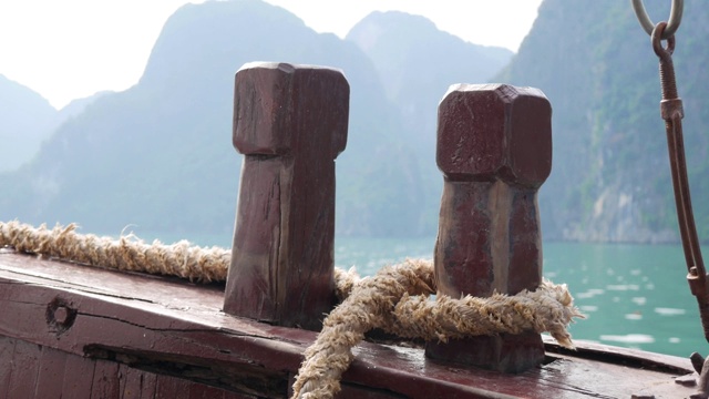 在海湾岛屿背景上的一艘船的护柱上视频素材