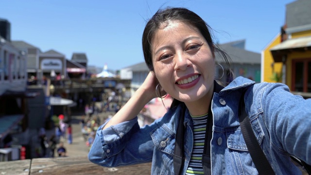 女孩在电话上聊天，挥手说再见视频素材