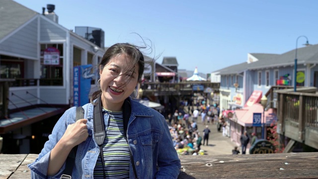 依靠木扶手的亚洲女性旅行者视频素材