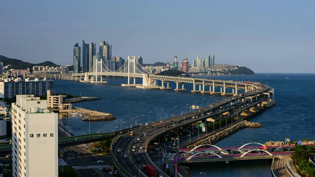 在釜山海云台，欣赏到广安大桥(韩国最长的跨洋双层大桥)的城市景观视频素材