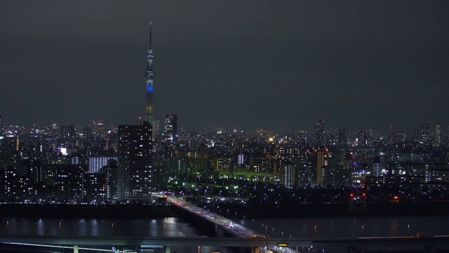 东京城市夜景，从船下观景台观景台的塔厅视频素材