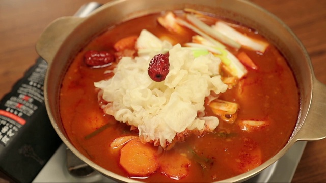 麻辣鸡(Braised Spicy Chicken)是在火炉上煮的视频素材