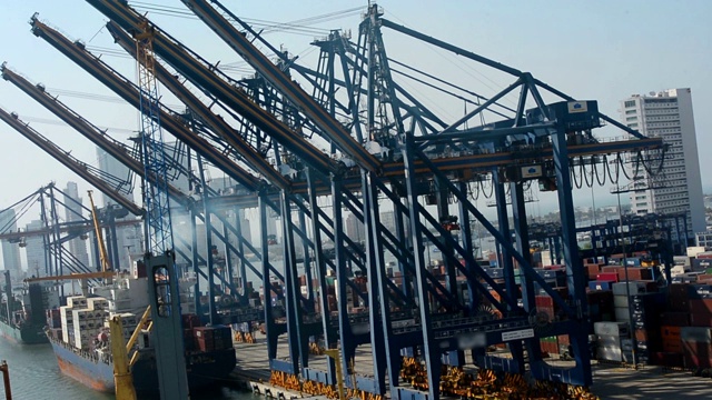 工业集装箱货船与工作起重机桥在船厂视频素材