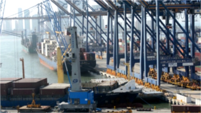 工业集装箱货船与工作起重机桥在船厂视频素材