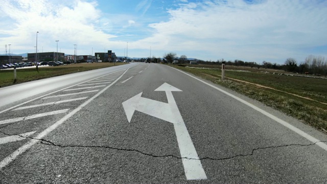 汽车观点在郊区道路上行驶视频素材