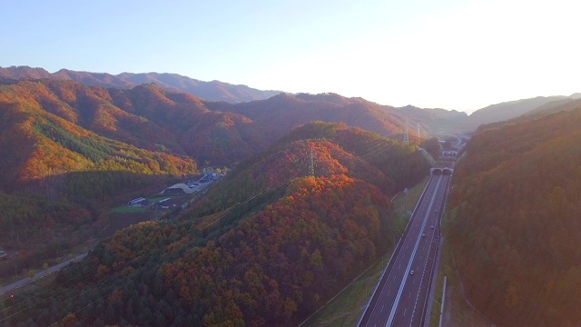 鸟瞰图的道路在秋天和山区韩国视频素材