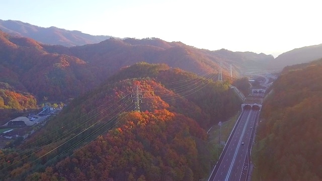 鸟瞰图的道路在秋天和山区韩国视频素材