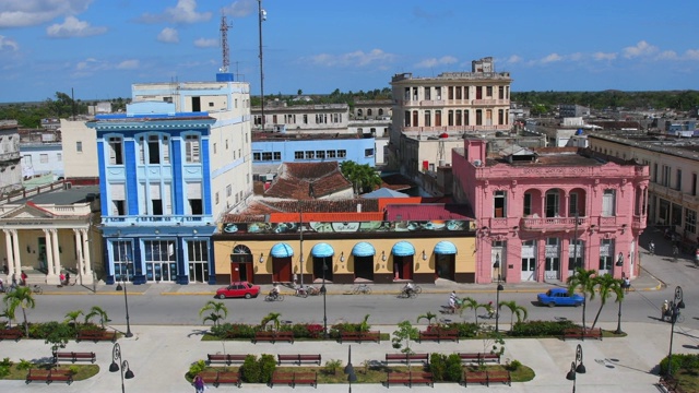 Sagua La Grande，古巴，城市中心天际线鸟瞰图视频素材