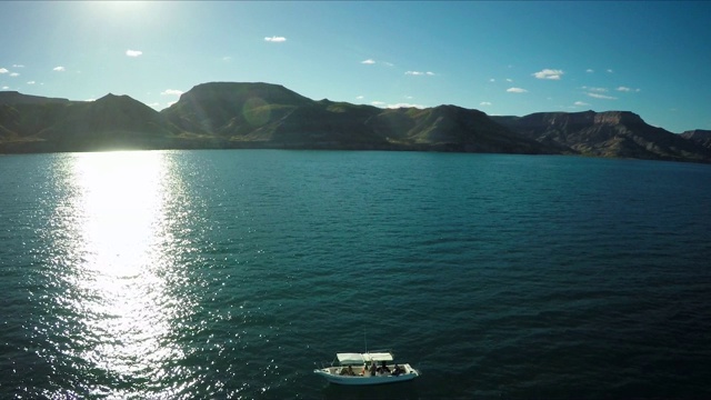 航拍海上船只，背景为海岸视频素材