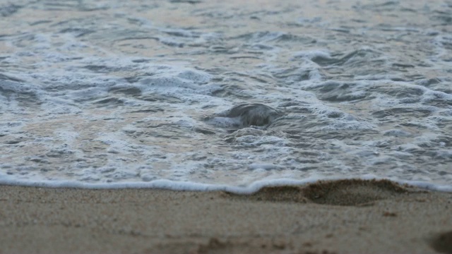 放松的海景与水晶球和海浪在日落。视频素材