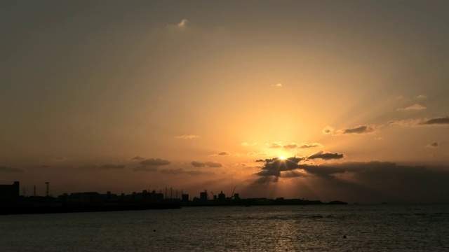 冲绳宜野湾海岸的日落视频素材