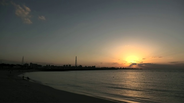 冲绳宜野湾海岸的日落视频素材