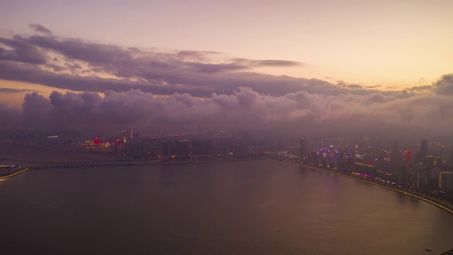 日落时间照明飞行在珠海澳门城市湾空中全景4k时间间隔中国视频素材