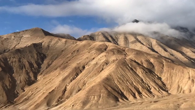 高原雪山上蓝天白云视频下载