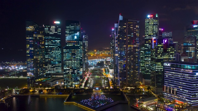 夜间照明新加坡城市市中心海湾空中全景，4k时间间隔视频素材