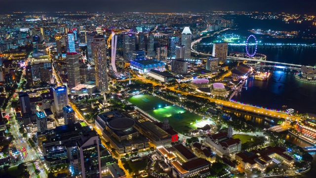 夜间照明飞行在新加坡城市中心空中全景，4k时间间隔视频素材