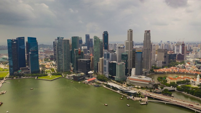 白天飞行在新加坡城市市中心滨海湾空中全景，4k时间间隔视频素材