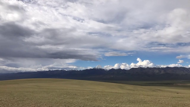 西藏阿里地区冈仁波齐山的日落视频下载