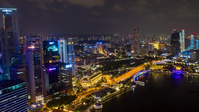 夜间灯光照亮了新加坡市内著名的酒店海湾航拍全景，时间跨度为4k视频素材