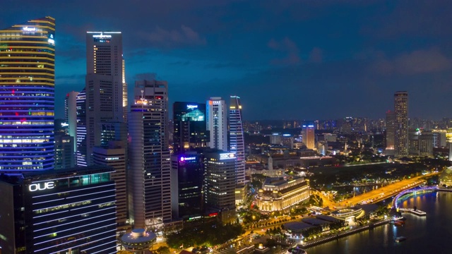 夜光照亮新加坡城市，市中心上空的空中全景图，4k时间间隔视频素材