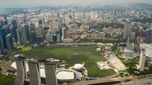 新加坡城市晴天飞行在著名的滨海湾市中心空中全景，4k时间间隔视频素材