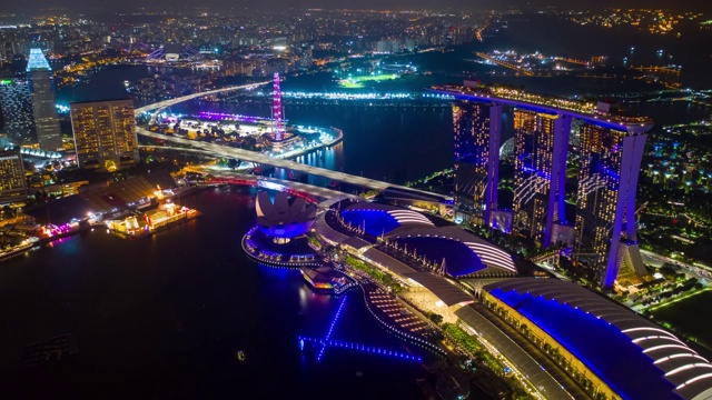 夜间灯光照亮了新加坡市内著名的酒店海湾航拍全景，时间跨度为4k视频素材