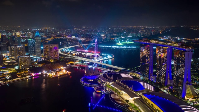 夜间灯光照亮了新加坡市内著名的酒店海湾航拍全景，时间跨度为4k视频素材