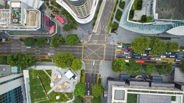 白天的新加坡城市景观交通街道十字路口空中俯视图，4k时间间隔视频素材