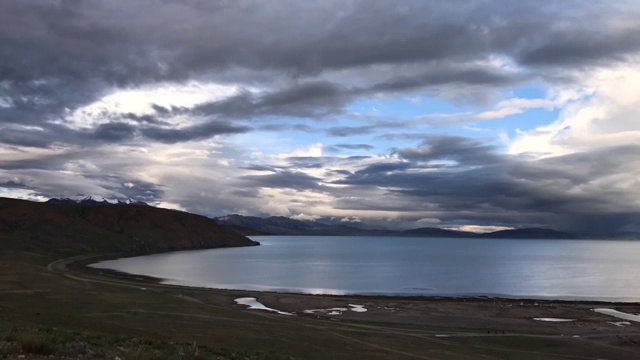 西藏阿里地区冈仁波齐山的日落视频素材