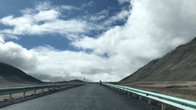 宽阔的道路上的雪山高原视频素材