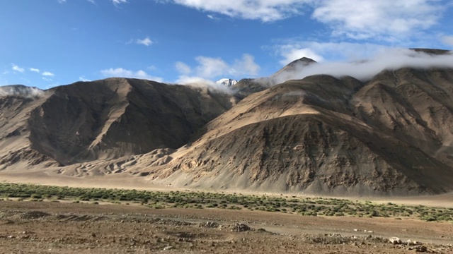 高原雪山上蓝天白云视频下载