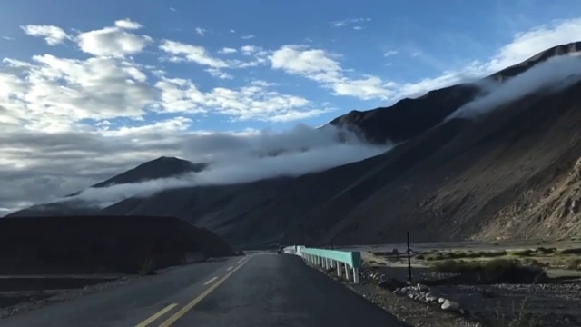 宽阔的道路上的雪山高原视频素材