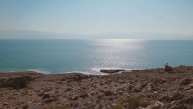 死海海岸线有盐滩和山脉，以色列，中东。起重机。视频素材