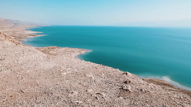 死海海岸线有盐滩和山脉，以色列，中东。起重机。视频素材