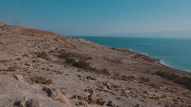 死海海岸线有盐滩和山脉，以色列，中东。锅。视频素材