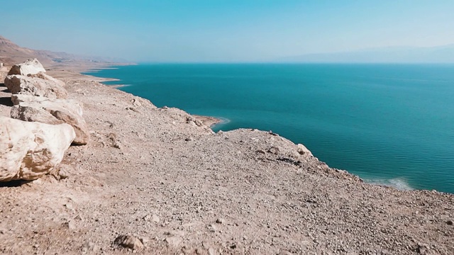 死海海岸线有盐滩和山脉，以色列，中东。起重机。视频素材