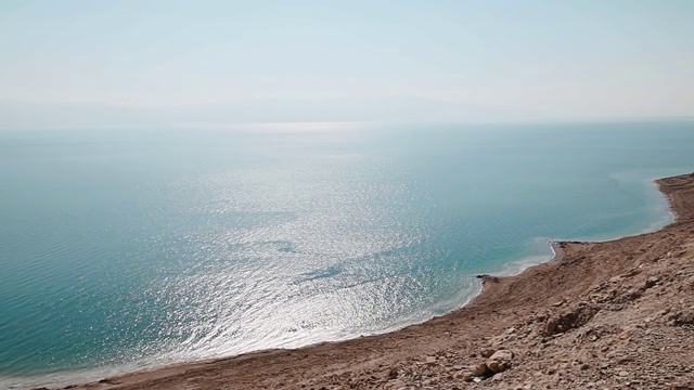 死海海岸线有盐滩和山脉，以色列，中东。锅。视频素材