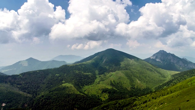 美丽的云移动在绿色高山景观在阳光明媚的夏季自然时间流逝视频素材