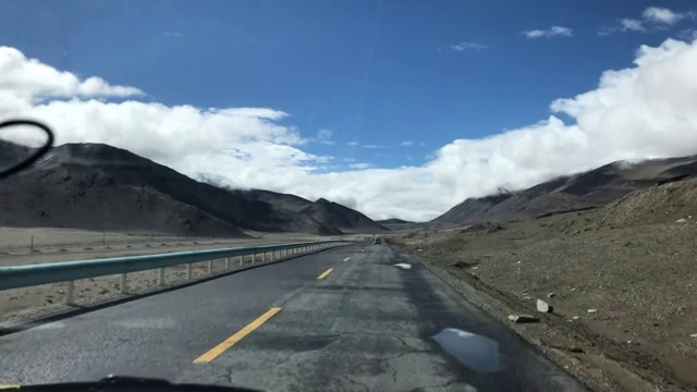 宽阔的道路上的雪山高原视频素材