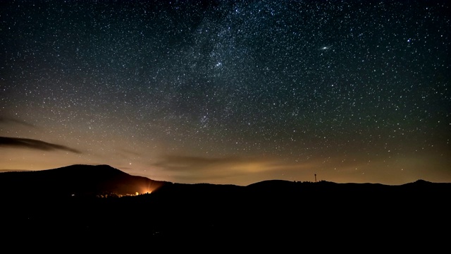 星星与银河系移动在星空上的山区剪影在乡村自然天文时间流逝视频素材