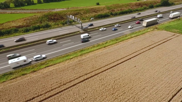 公路上交通的鸟瞰图视频素材