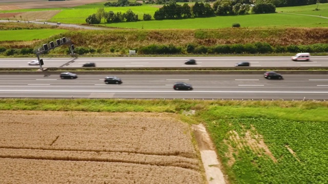 公路上交通的鸟瞰图视频素材