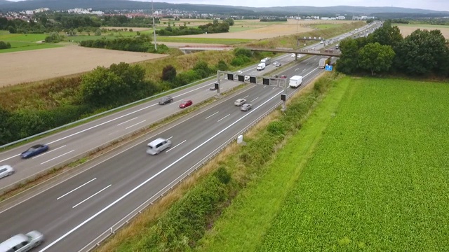 公路上交通的鸟瞰图视频素材