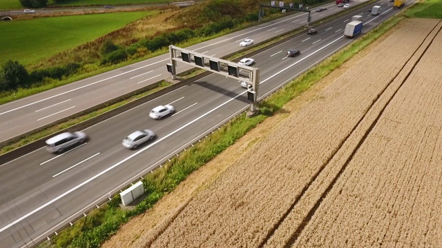 公路上交通的鸟瞰图视频素材