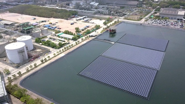 鸟瞰图浮动太阳能农场或太阳能电池板在水上工业地产。视频素材