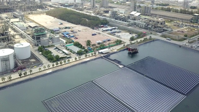 鸟瞰图浮动太阳能农场或太阳能电池板在水上工业地产。视频素材