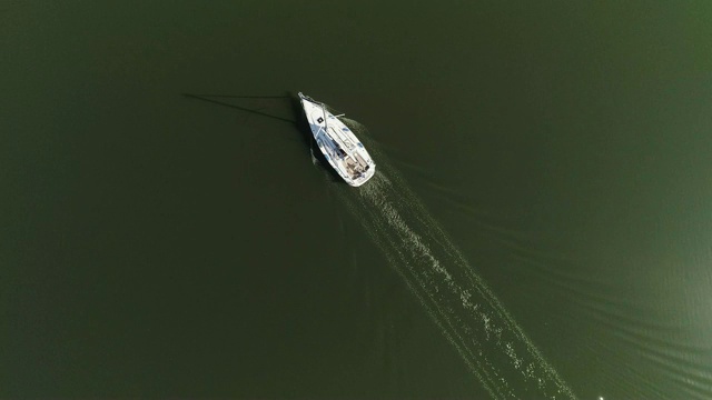 鸟瞰图缓缓地漂浮在湖面上的帆船视频素材